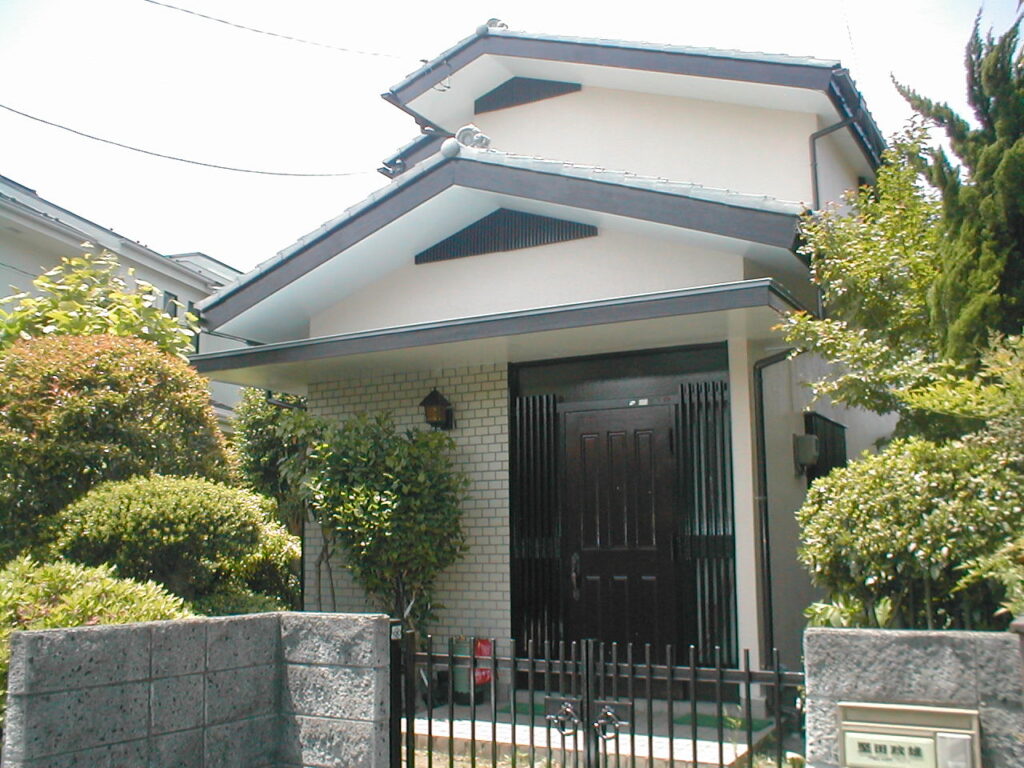 横浜市泉区和泉町・築35年木造住宅】足場を活用した住まい丸ごと点検と長持ちする外壁・バルコニー塗装|工事費130万円・工期3週間の施工事例