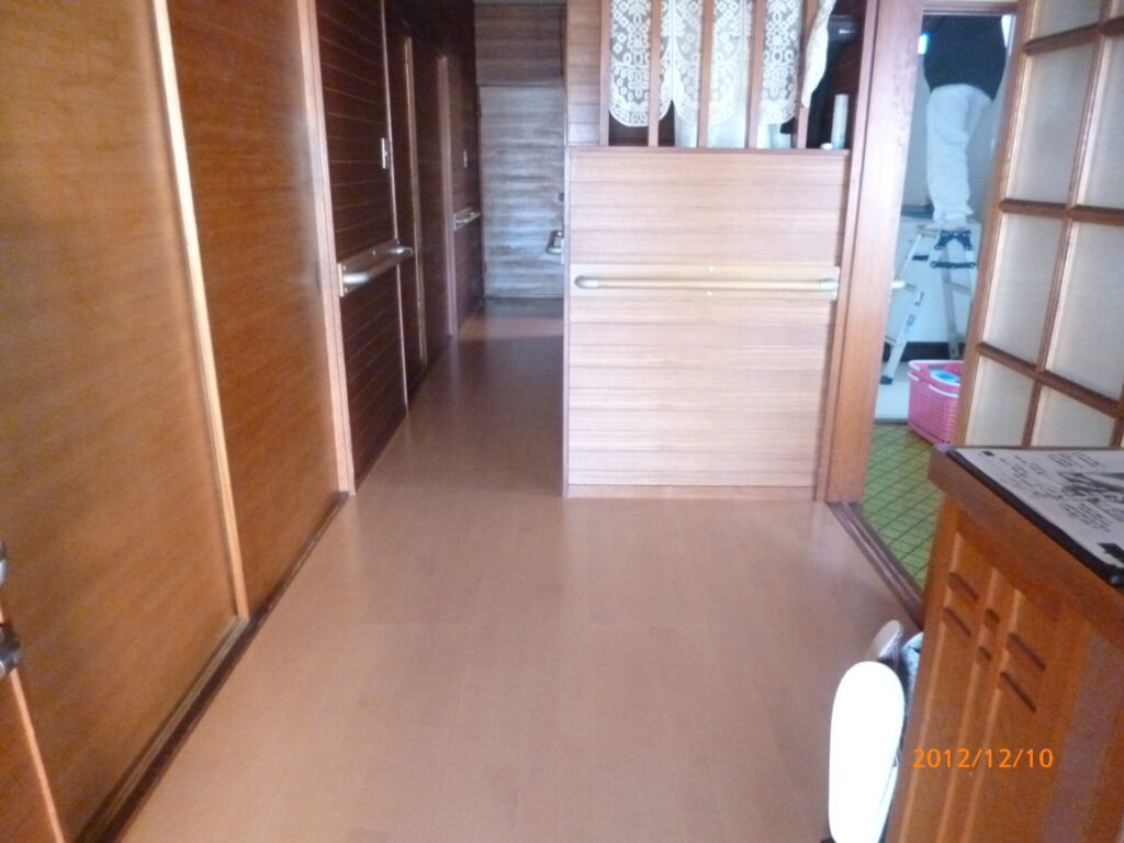 廊下の床を重ね張りし、トイレと各居室入口の段差を解消したバリアフリー施工事例。既存床を生かしながら、つまずきにくく移動しやすい住まいへ改善しました。